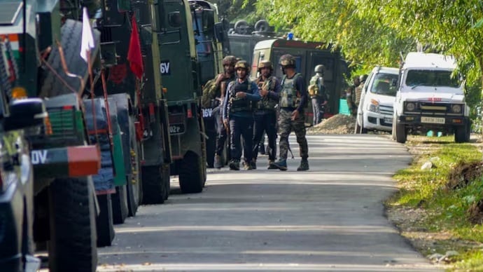 कुलगाम एनकाउंटर: जम्मू-कश्मीर के कादर में 5 आतंकी ढेर, ऑपरेशन जारी