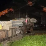 Uttar Pradesh: कानपुर में बड़ा हादसा 40 फीट ऊंचाई से रेलवे ट्रैक पर जा गिरा ट्रक