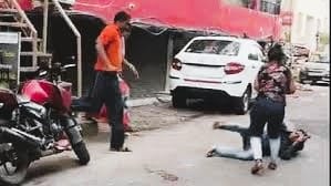 स्पा सेंटर में हंगामा, अपने ही ग्राहक को लड़की ने सड़क पर पीटा,