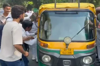 जाम में फंसे भूपेश बघेल तो करनी पड़ गई ऑटो रिक्शा की सवारी