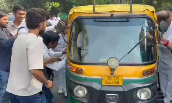 जाम में फंसे भूपेश बघेल तो करनी पड़ गई ऑटो रिक्शा की सवारी