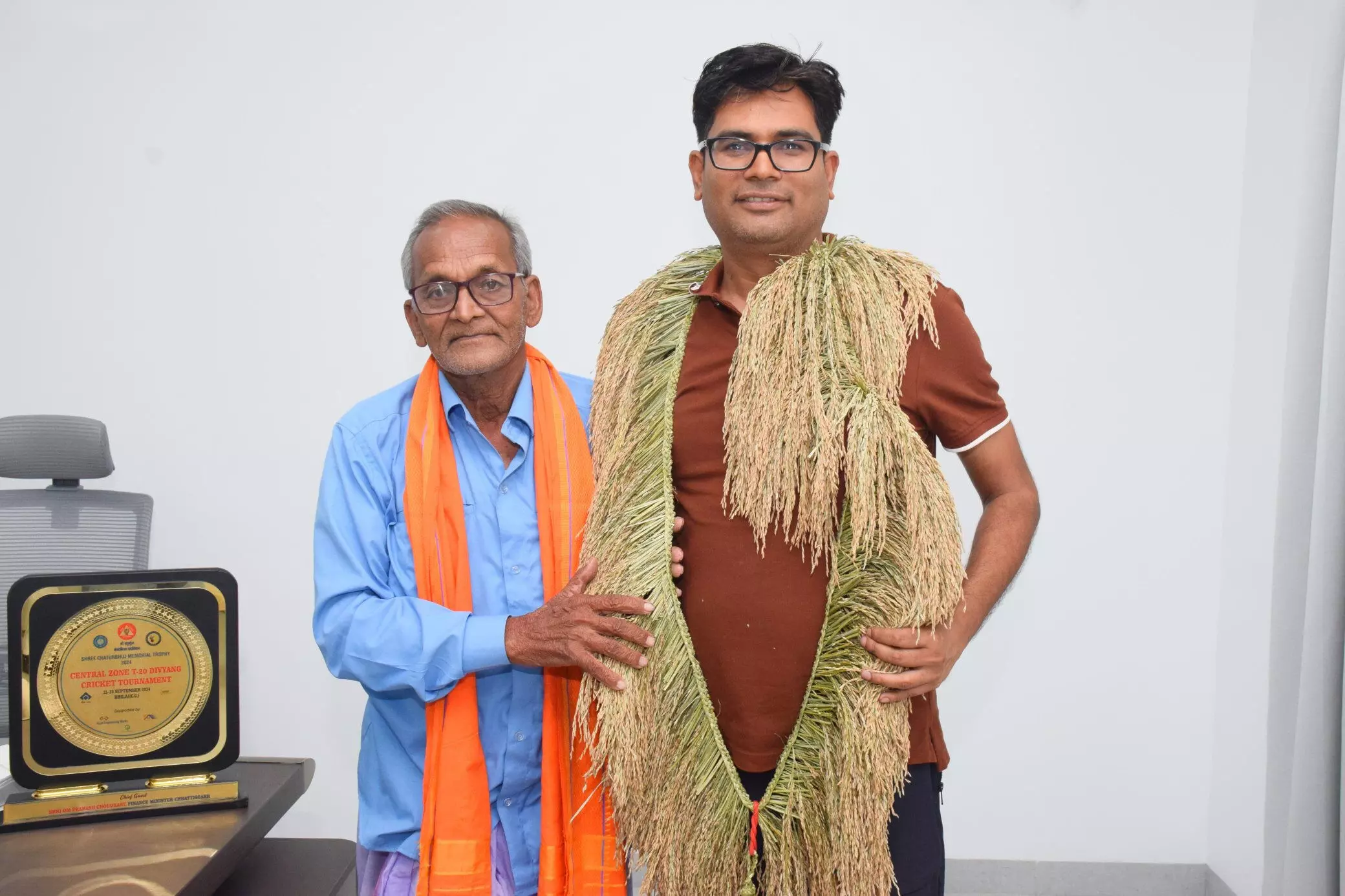 किसान ने मंत्री ओपी चौधरी को पहनाया धान का हार