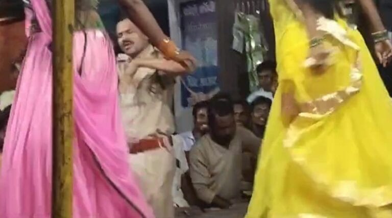 ड्यूटी से डिस्को तक: वर्दी में ऑर्केस्ट्रा पर थिरकते एएसआई, सस्पेंशन