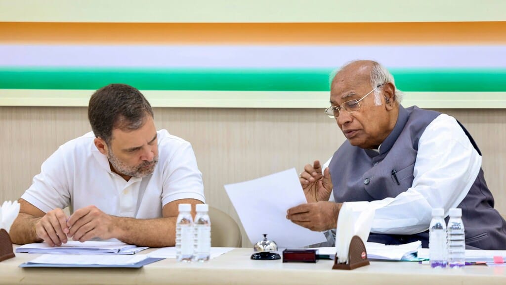 महाराष्ट्र चुनावः कांग्रेस ने 16 उम्मीदवारों की तीसरी लिस्ट जारी की