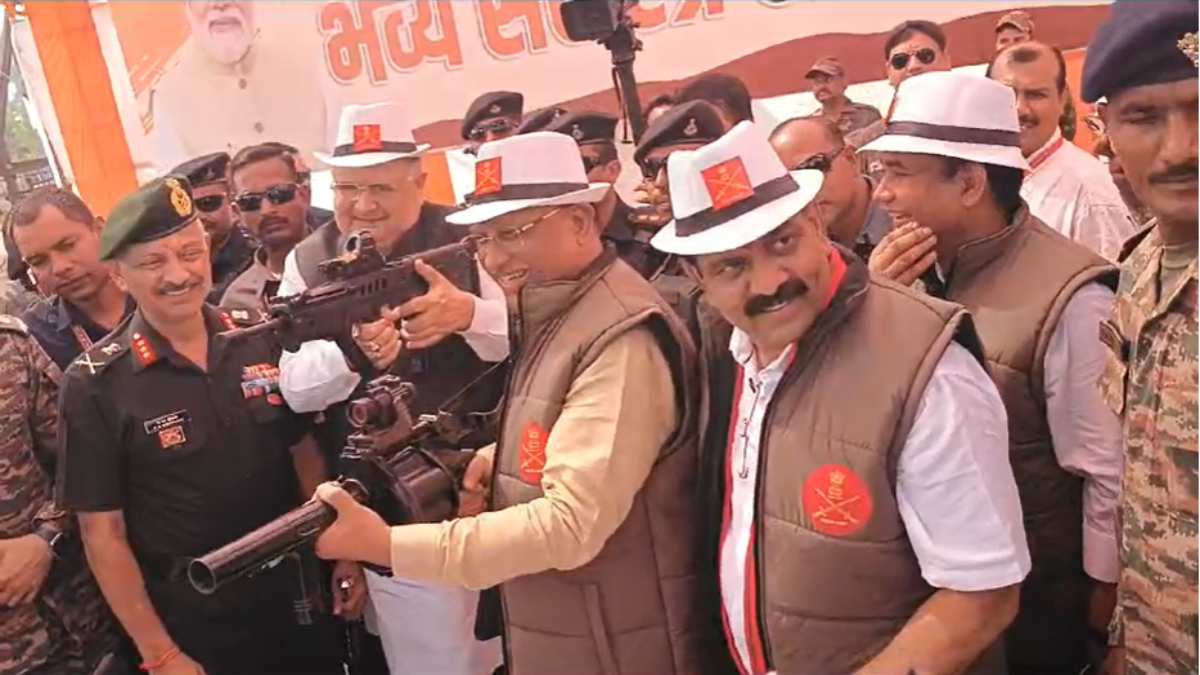 भव्य सशस्त्र सैन्य समारोह में CM साय और रमन ने थामा राइफल