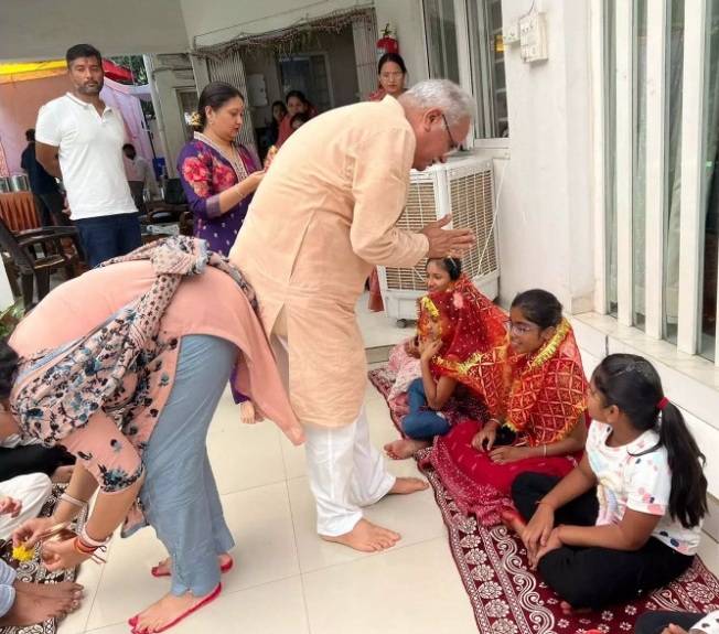 पूर्व मुख्यमंत्री भूपेश बघेल ने सपरिवार कराया कन्या भोज