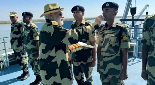 Diwali 2024: कच्छ पहुंचे पीएम मोदी, जवानों को खिलाई मिठाई