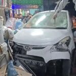 बर्तन दुकान में घुसी तेज रफ्तार कार , देखें वीडियो