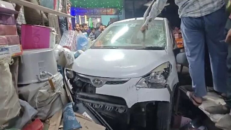 बर्तन दुकान में घुसी तेज रफ्तार कार , देखें वीडियो