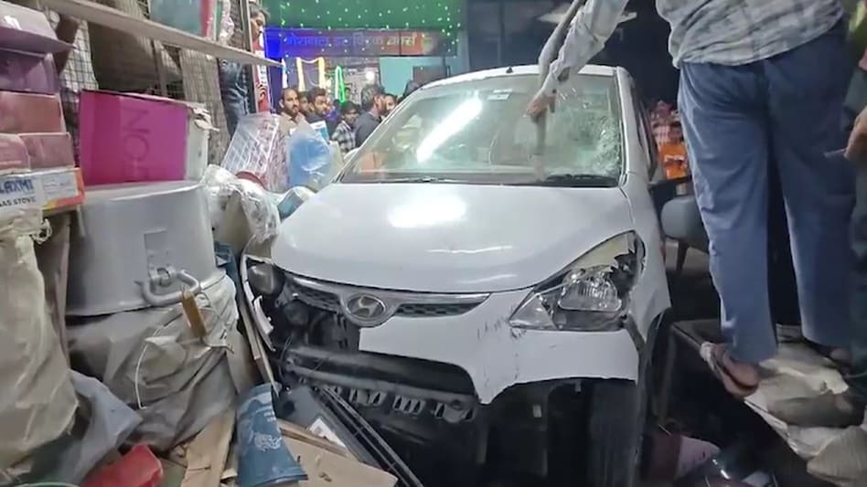 बर्तन दुकान में घुसी तेज रफ्तार कार , देखें वीडियो