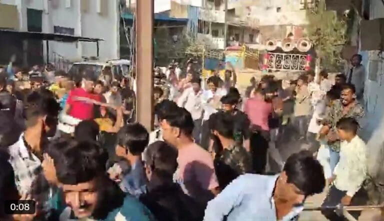 इंदौर: दीपावली मना रहे थे बच्चे, दूसरे समुदाय के लोगो ने मचाया बवाल