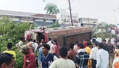 बालोद में 35 यात्रियों से भरी बस हुई हादसे का शिकार