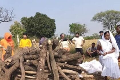 कोरिया: पति को पत्नी ने दी मुखाग्नि, हुआ गमगीन माहौल