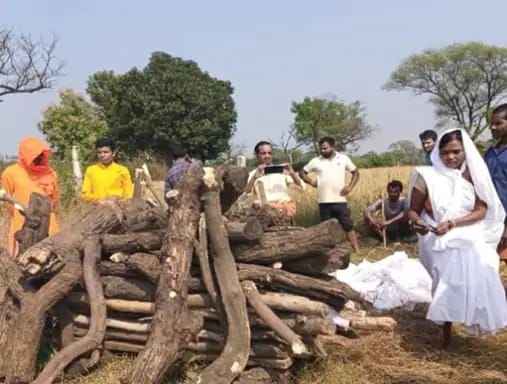 कोरिया: पति को पत्नी ने दी मुखाग्नि, हुआ गमगीन माहौल