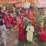 रायपुर: छठ पर्व की महादेव घाट में भी दिखी धूम, व्रती महिलाओं ने डूबते सूर्य को दिया अर्घ्य