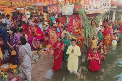 रायपुर: छठ पर्व की महादेव घाट में भी दिखी धूम, व्रती महिलाओं ने डूबते सूर्य को दिया अर्घ्य
