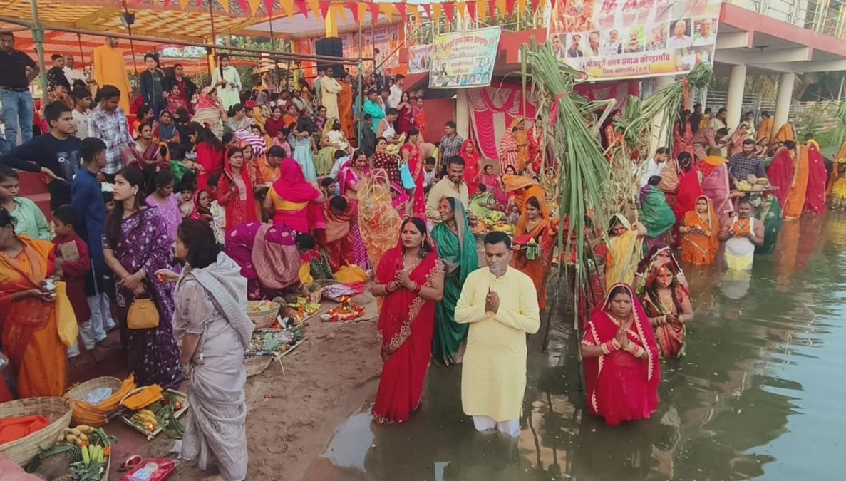 रायपुर: छठ पर्व की महादेव घाट में भी दिखी धूम, व्रती महिलाओं ने डूबते सूर्य को दिया अर्घ्य