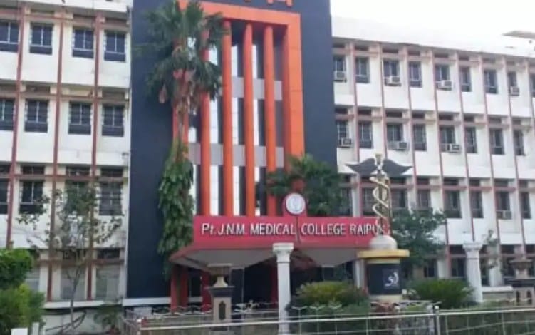 रायपुर मेडिकल कॉलेज में रैगिंग पर सख्त एक्शन: 5 छात्र सस्पेंड