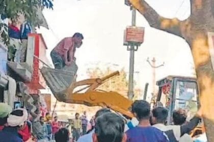 गुपचुप बैंक की सीढ़ियां तोड़ निकल गया प्रशासन,अंदर फंसे रहे ग्राहक, JCB से उतारा