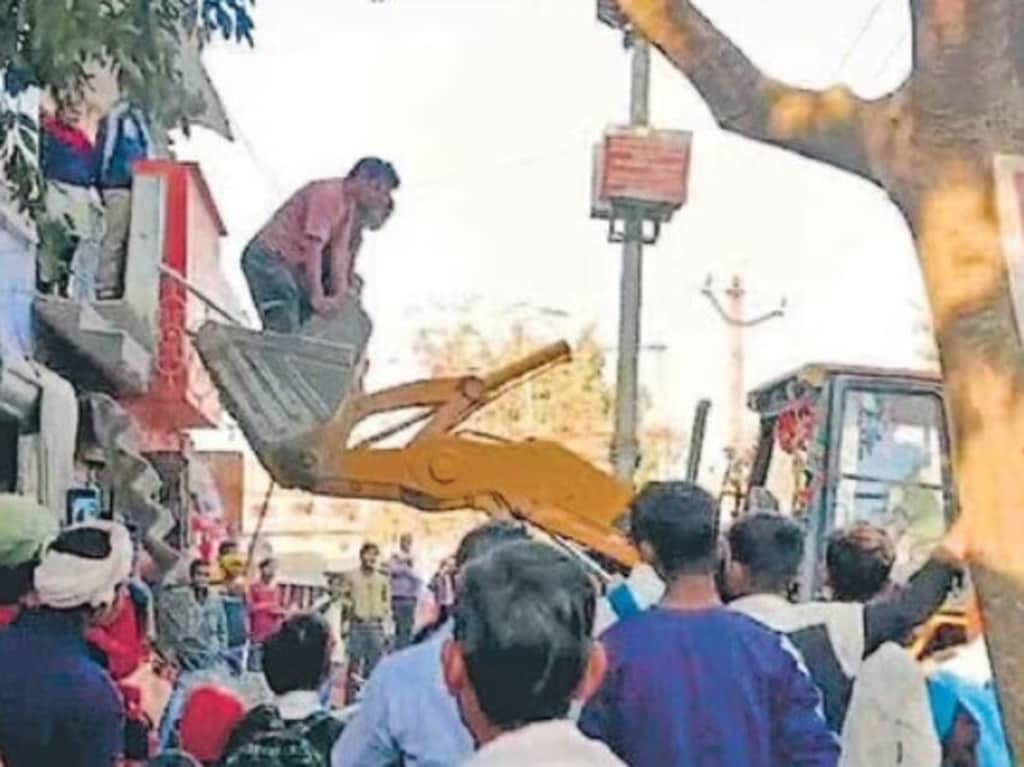 गुपचुप बैंक की सीढ़ियां तोड़ निकल गया प्रशासन,अंदर फंसे रहे ग्राहक, JCB से उतारा