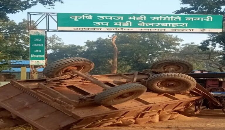 नगरी- सिहावा में खराब रास्ते के कारण धान से लदे ट्रैक्टर हादसे का शिकार