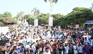 युवा कांग्रेस ने सीएम हाउस का घेराव किया, भूपेश बघेल और दीपक बैज शामिल