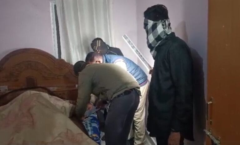 बिलासपुर: पत्नी मायके गई, घर में अकेले पति की खून से लथपथ लाश मिली