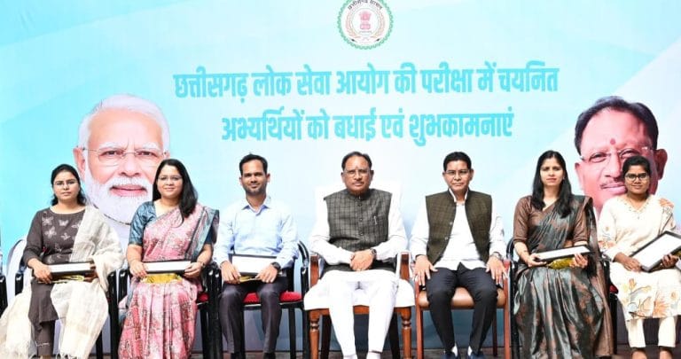 मुख्यमंत्री विष्णुदेव साय ने CGPSC 2023 के टॉपर्स से की मुलाकात, दी बधाई