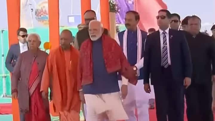 प्रधानमंत्री मोदी प्रयागराज पहुंचे, महाकुंभ तैयारियों का किया निरीक्षण