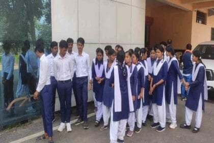 गरियाबंद:शिक्षक पूछते है गर्लफ्रेंड ब्वॉयफ्रेंड का नाम,हताश छात्र पहुंचे कलेक्टर के पास