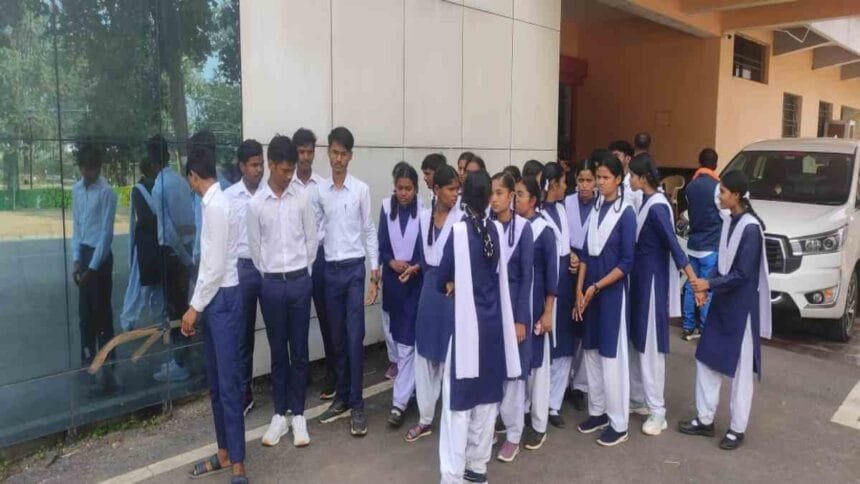 गरियाबंद:शिक्षक पूछते है गर्लफ्रेंड ब्वॉयफ्रेंड का नाम,हताश छात्र पहुंचे कलेक्टर के पास
