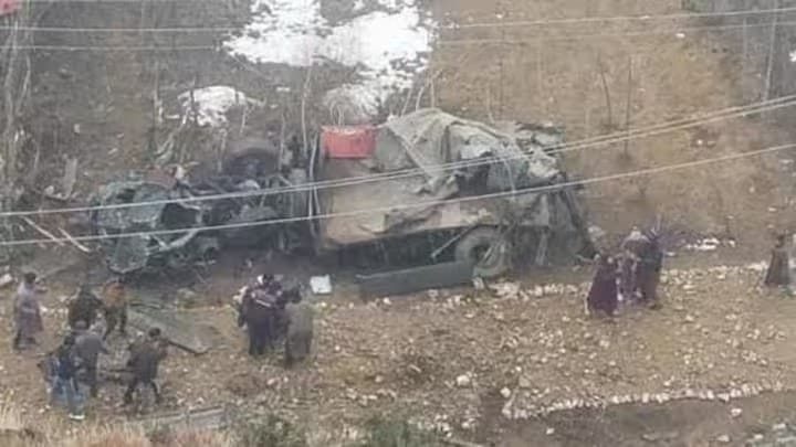 सैनिकों से भरा ट्रक जम्मू कश्मीर में पहाड़ी से गिरा, 2 जवान शहीद