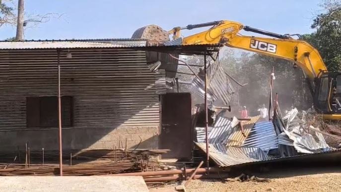 बीजापुर में मुकेश चंद्राकर हत्या केस: आरोपी के घर पर बुलडोजर कार्रवाई