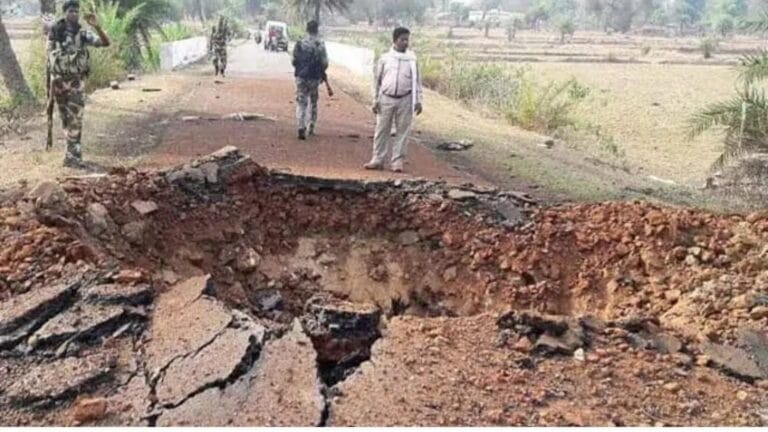 बीजापुर में नक्सली हमला: जवानों से भरी गाड़ी उड़ाई, कई शहीद