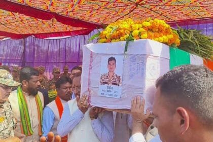 बीजापुर अटैक: शहीदों के पार्थिव शरीर को मुख्यमंत्री साय ने दिया कंधा