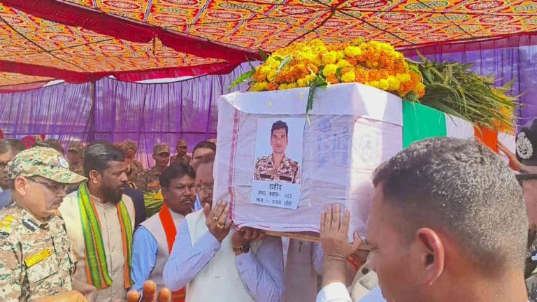 बीजापुर अटैक: शहीदों के पार्थिव शरीर को मुख्यमंत्री साय ने दिया कंधा