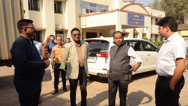 Raiur Collector, CMHO office, Dr. Gaurav Singh, surprise inspection, government office, traffic rules, Ayushman branch, Raipur news, public service, office management, employee discipline,