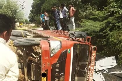 कर्नाटक में फलों से भरा ट्रक पलटा, 10 की मौत, 20 घायल