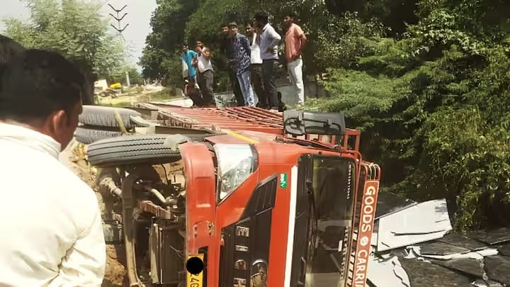 कर्नाटक में फलों से भरा ट्रक पलटा, 10 की मौत, 20 घायल