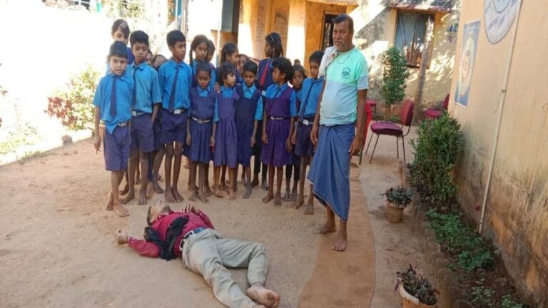 Kanker Drunken Teacher: कांकेर: नशे में धुत शिक्षक का वीडियो वायरल, प्रशासन ने जांच के दिए निर्देश