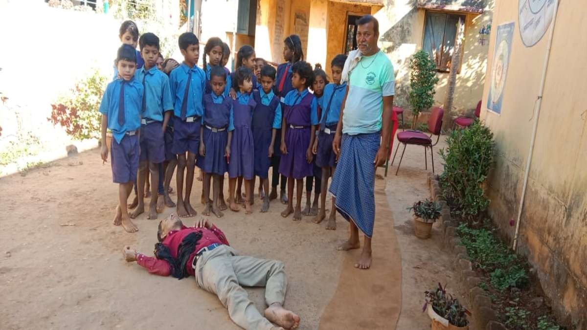 Kanker Drunken Teacher: कांकेर: नशे में धुत शिक्षक का वीडियो वायरल, प्रशासन ने जांच के दिए निर्देश