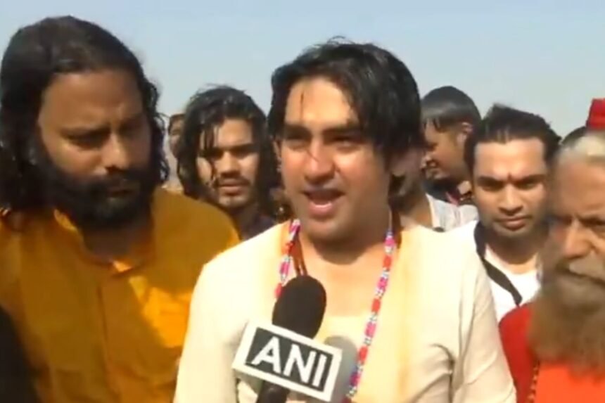 धीरेंद्र शास्त्री ने महाकुंभ में संगम में पांच डुबकी लगाकर की विशेष प्रार्थना