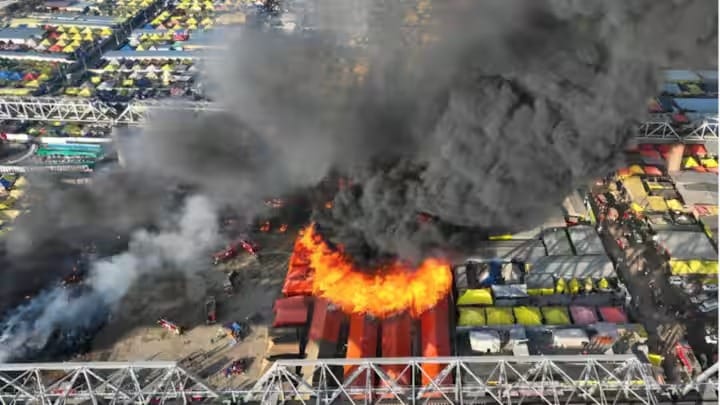 Kumbh tent city fire: प्रयागराज महाकुंभ में फिर लगी आग, 15 से अधिक तंबू जलकर राख