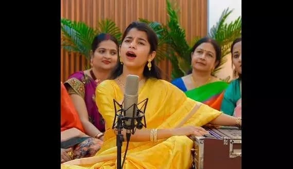 मैथिली ठाकुर ने छत्तीसगढ़ के राजगीत की प्रस्तुति दी, मुख्यमंत्री ने की तारीफ