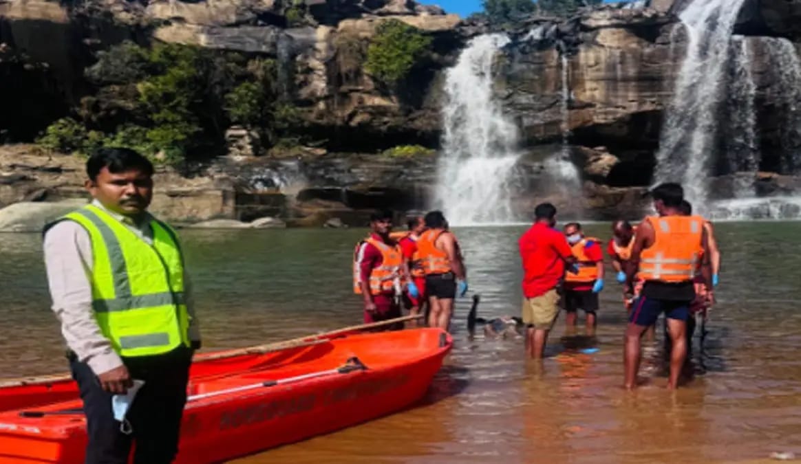 छत्तीसगढ़: गौरघाट जलप्रपात में रील बनाते हुए युवक की मौत, 4 दिन बाद मिला शव