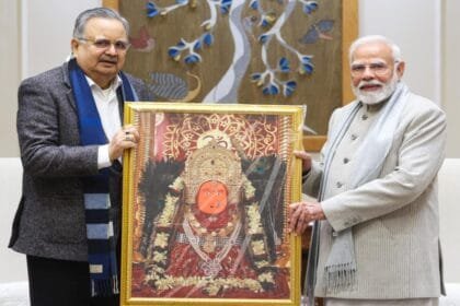 विधानसभा अध्यक्ष डॉ. रमन सिंह ने पीएम मोदी को भेंट किया मां बम्लेश्वरी का चित्र