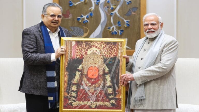 विधानसभा अध्यक्ष डॉ. रमन सिंह ने पीएम मोदी को भेंट किया मां बम्लेश्वरी का चित्र