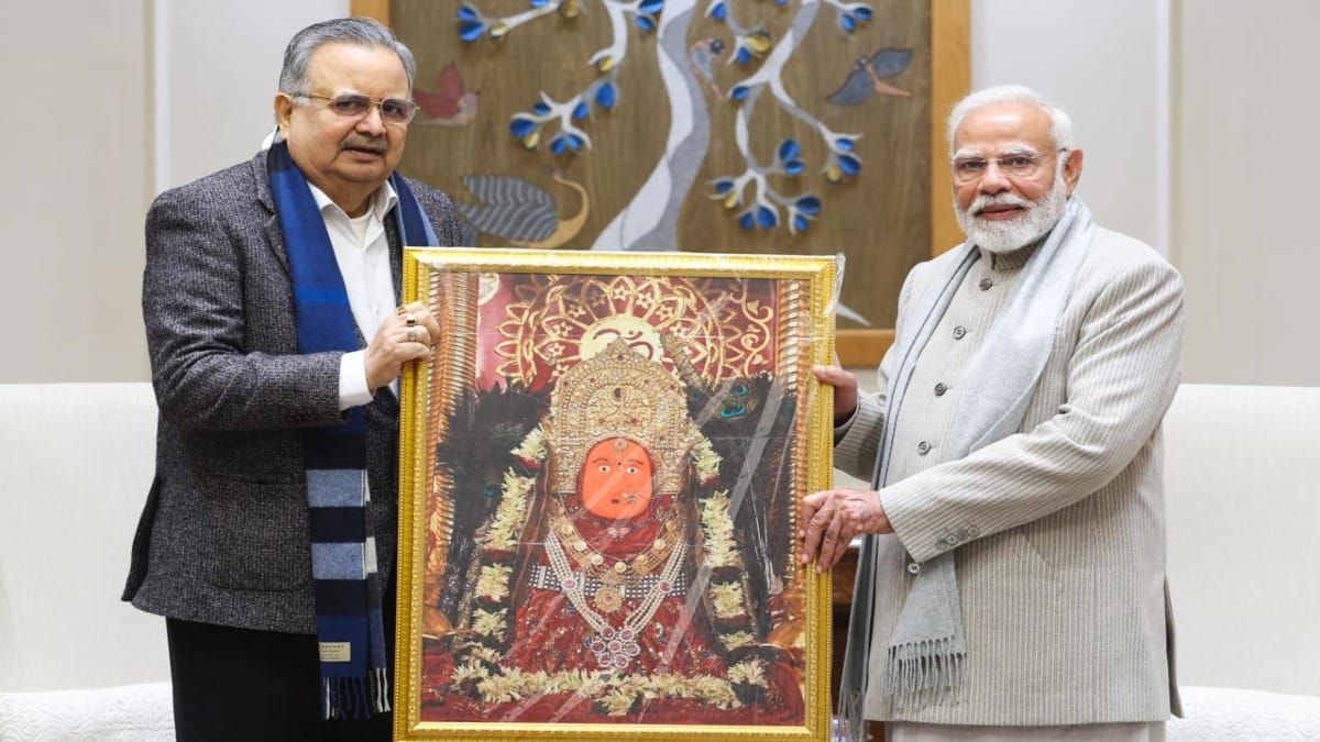 विधानसभा अध्यक्ष डॉ. रमन सिंह ने पीएम मोदी को भेंट किया मां बम्लेश्वरी का चित्र