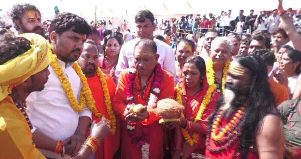 CM साय और मंत्रिमंडल ने संगम में डुबकी लगाई, देखें वीडियो