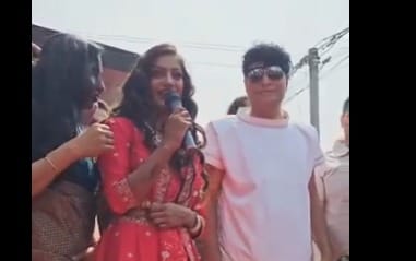 माला बेचने वाली मोनालिसा का वीडियो वायरल, कहा- 'हैप्पी वैलेंटाइन डे'